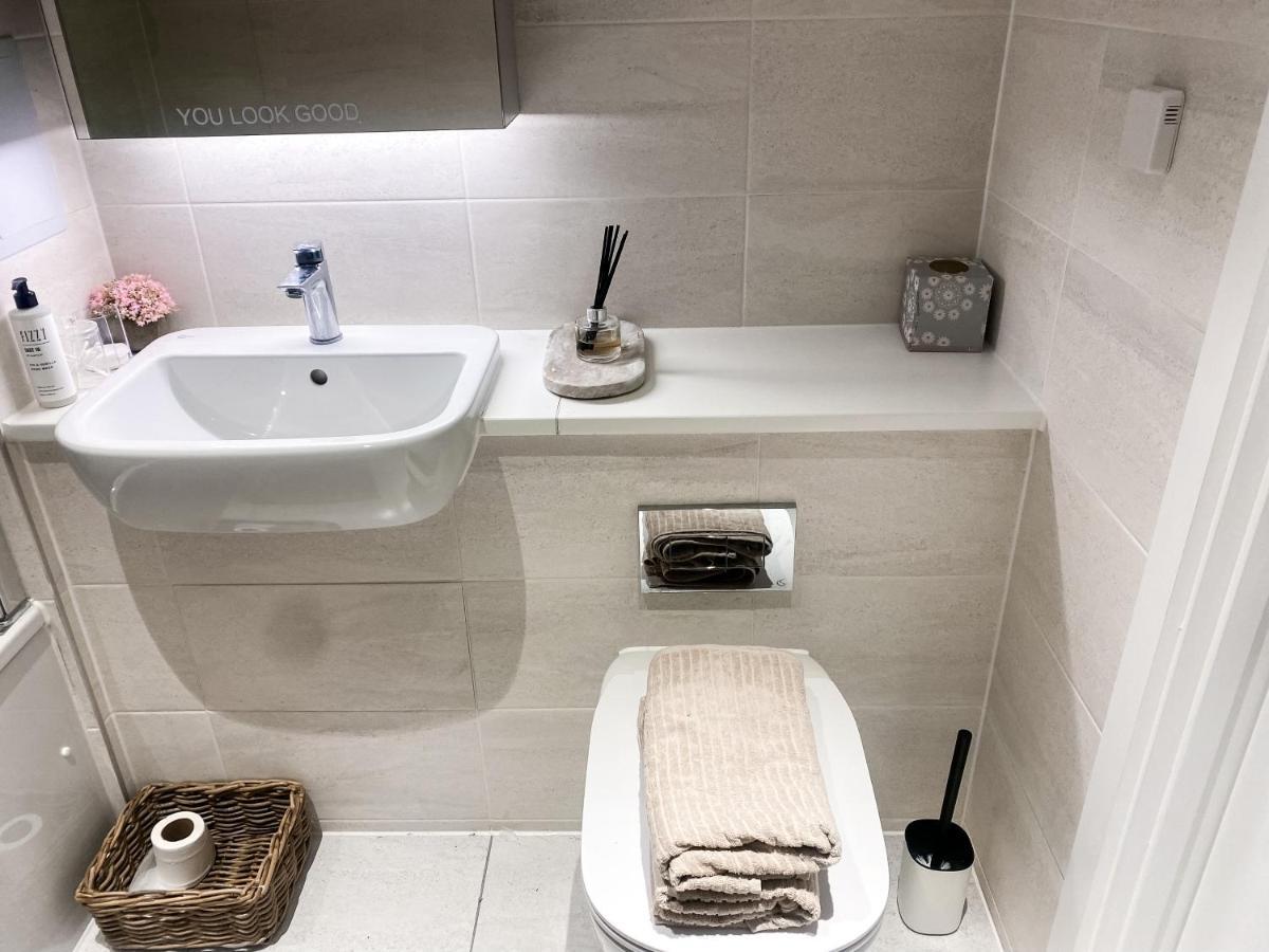 Luxury Apartment - 1 Min From Station Лондон Экстерьер фото